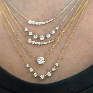 Collier barre ondulée en or 14K avec diamant de laboratoire taille ronde, serti à griffes, 18 pouces, design minimaliste à ondes courbes dégradées, certifié IGI, vente en gros B2B - Product Image 4