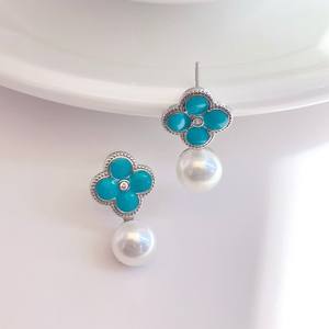 Pendientes de Flor de Cuatro Hojas de Turquesa de Alta Gama, Tapones para los Oídos Compactos de Lujo, Perlas Populares en Internet - Product Image 5