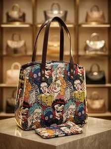 Ensemble de 2 pièces : Sac fourre-tout pour femme avec imprimé de portrait de personnage de dessin animé et pochette assortie en tissu - Product Image 2