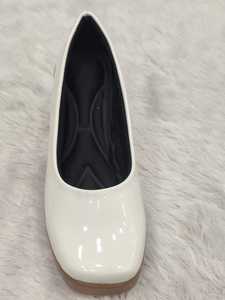 Escarpins blancs élégants à talon carré pour femme, à bout pointu, à enfiler, pour tenue de soirée ou de bureau, vente en gros et export. - Product Image 4