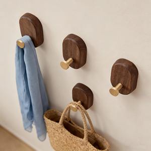 Porte-serviettes mural en bois et métal, design minimaliste, organisateur fonctionnel, parfait pour la cuisine, le couloir et les pièces de rangement, fabriqué en Inde. - Product Image 3