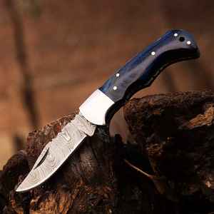 มีดพับเหล็กดามัสกัสเกรดอุตสาหกรรม ทำด้วยมือ ด้ามไม้ปักก้า ปลายมีดทรงหยดน้ำ พร้อมบอสเทอร์เหล็ก สำหรับพกพา ล่าสัตว์ และกิจกรรมกลางแจ้ง - Product Image 2