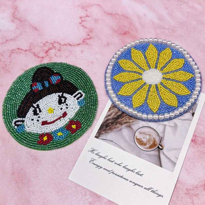 Posavasos Artesanal con Cuentas y Diseño de Niña de Dibujos Animados, Borde Elegante de Perlas, Ecológico, Tamaño Personalizado - Product Image 5