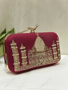 Pochette de soirée et de mariage Heritage, brodée motif Monument Marron, avec fermoir à bec, pour la vente en boutique - Product Image 3