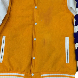 Chaqueta Universitaria Dorada Omega - Chaqueta Bomber de Alta Calidad en Felpa y Cuero - Estilo Urbano, Vida Griega y Chaqueta Universitaria - Product Image 4