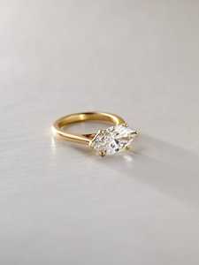 Anillo de Diamantes Cultivados en Laboratorio con Certificación IGI, Corte Marquise, en Oro Amarillo de 14K, Anillo de Compromiso con Certificación IGI - Product Image 2