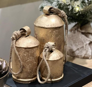 Campanas de vaca de hierro de estilo vintage con acabado metálico envejecido para control de animales y encanto rústico para el hogar y el jardín. - Product Image 5