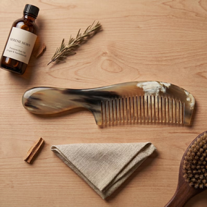 Peigne en corne de bœuf naturelle, antistatique, démêlant, masseur de cuir chevelu, soin des cheveux écologique, cadeau par HF Crafts - Product Image 1