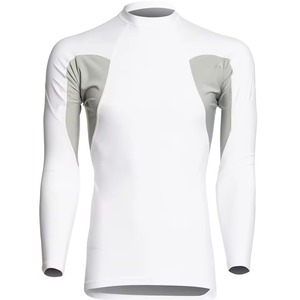 Camiseta de compresión deportiva para hombre, ideal para deportes acuáticos, entrenamientos en el gimnasio y actividades al aire libre, con material y diseño transpirables. - Product Image 1