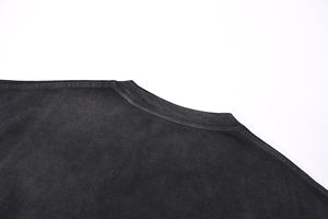 เสื้อยืดโอเวอร์ไซส์ทรงหลวมสไตล์วินเทจสำหรับผู้ชาย รุ่นใหม่ล่าสุด ผ้าเจอร์ซีย์โพลีเอสเตอร์/คอตตอนเนื้อหนัก 220 กรัม แต่งดีเทลขาดๆ พร้อมโลโก้ด้านหน้า - Product Image 5