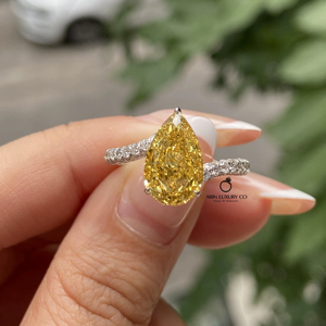 Anillo de Diamante Amarillo en Forma de Pera en Oro Blanco con Banda Pavé, Elegante Anillo de Compromiso de Lujo para Mujer, Regalo Nupcial Único - Product Image 1