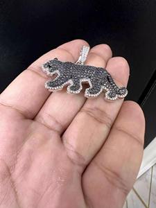 Colgante de Lujo con Forma de Pantera Negra, Moissanita Negra de Corte Brillante, Engaste de Garra, Bañado en Plata, Bisel de Plata 925 - Product Image 3