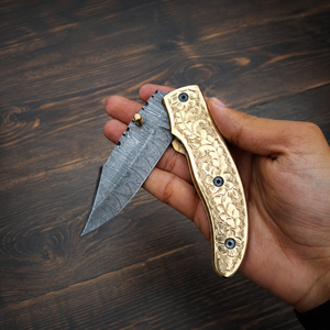 Couteau de poche en acier Damas de qualité industrielle avec manche en laiton, gravure florale, lame à pointe clip, ouverture par bouton de pouce, DIY OEM - Product Image 6