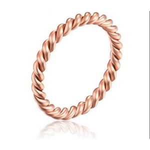 Anillo de Metal de Alta Calidad con Diseño de Cuerda Trenzada para Uso Diario, Anillo Minimalista con Diseño de Cable Trenzado para Joyería de Moda - Product Image 1