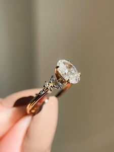 Bague de fiançailles ovale d'inspiration vintage avec halo de diamants en éclat étoilé et sangle fendue pavée en or 10K, 14K, 18K ou en argent - Product Image 2