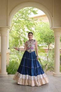 Blouse en rayonne style Kutchi et Lehenga en rayonne avec dentelle Lampi et volants, spéciale Navratri, prêt-à-porter - Product Image 1