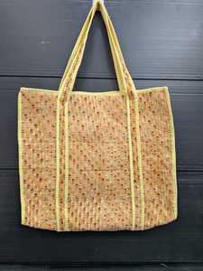 Grand sac fourre-tout en coton matelassé style bohème avec fermeture éclair et détail chaîne pour femme, imprimé floral lavable, idéal pour les voyages et le shopping - Product Image 4