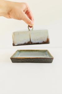 Pot à beurre rustique émaillé avec couvercle à anse, base profonde, plat de service élégant pour la table à manger - Product Image 2