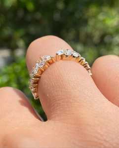 Anillo minimalista de banda abierta con diamantes marquise y redondos, cultivados en laboratorio, en oro amarillo de 14K, regalo de compromiso o aniversario para tu pareja. - Product Image 3