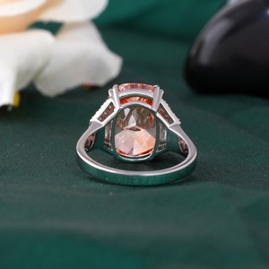 Anillo de Oro de 14K con Diamante Cultivado en Laboratorio de Corte Cojín Rojo Intenso de 7.01 CT, Engaste de Garras, Color Fantasía Raro y Exclusivo - Product Image 4