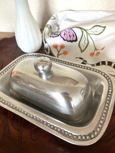 Mantequillera vintage de metal plateado con borde de cuentas - Product Image 2