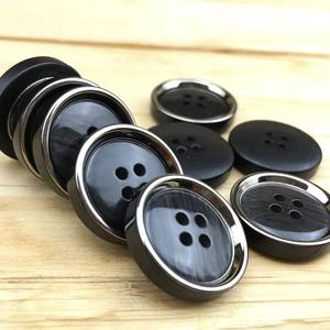 Botón de cuerno negro de búfalo, el más vendido y de mejor calidad, ampliamente utilizado en la confección de alta gama, incluyendo trajes de hombre a medida y abrigos de invierno. - Product Image 2