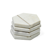 Ensemble de sous-verres contemporains en marbre blanc, fabriqués avec expertise en pierre naturelle et détails en laiton, vaisselle élégante, vente en gros