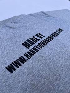 เสื้อยืดแขนสั้นสีเทาสำหรับผู้ชาย ยี่ห้อ Harry Johnson ทรงปกติ ผ้าคอตตอนผสมสแปนเด็กซ์ คอกลม พิมพ์ลายโลโก้ด้านหน้า เนื้อผ้าบางเบา สวมใส่สบาย - Product Image 5