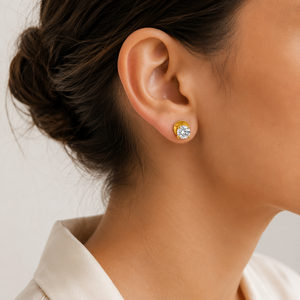 Boucles d'oreilles clous solitaires géométriques en or jaune 18 carats, serties clos, taille brillant, pour femme, finition polie, pour usage quotidien, fêtes et mariages - Product Image 1