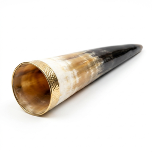 Corne à boire viking artisanale authentique en corne de bœuf avec bordure en laiton poli - Ensemble cadeau de tasse à bière ou à miad médiévale nordique - Product Image 1
