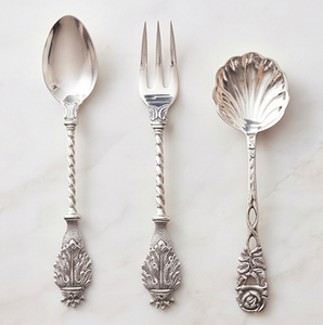 Ensemble de couverts vintage finition argentée avec cuillère et fourchette en forme de coquillage et design de manche torsadé pour une table élégante - Product Image 1