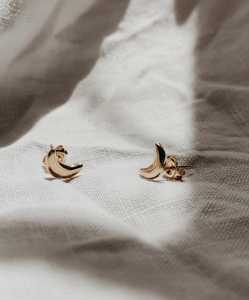 Pendientes Pequeños Minimalistas de Luna con Cierre a Presión, Solitarios, para Uso Diario, Delicados, Únicos, Personalizados, Fabricados en Oro Sólido de 14K - Product Image 5