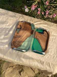 Plateau de service décoratif en résine bleue côtière et bois massif avec élégantes poignées dorées pour le petit-déjeuner, le thé et les charcuteries - Product Image 2