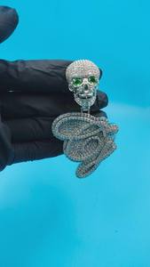 Colgante de Plata de Ley 925 con Moissanita VVS y Esmeralda de Corte Redondo, Diseño de Calavera, Personalizable con Nombre y Letra, Estilo Hip Hop, Especial de Halloween - Product Image 4