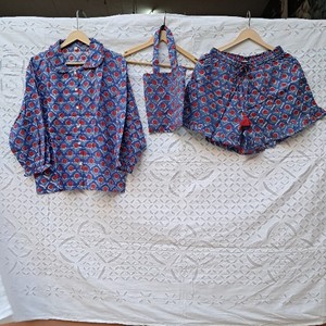 Ensemble coordonné 3 pièces en coton imprimé médaillon bleu et rouge pour femme : chemise à manches longues, short à volants et sac fourre-tout assorti, tenue de nuit - Product Image 1