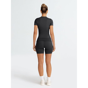 Conjunto Deportivo de 2 Piezas para Mujer, Color Negro, Top Corto de Manga Corta con Pantalones Cortos de Cintura Alta, Tejido Transpirable, Ideal para Primavera/Verano - Product Image 2