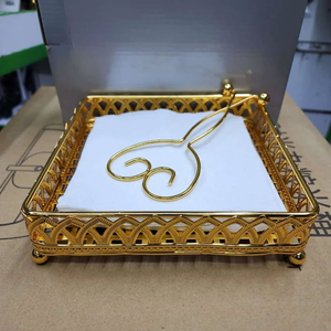 Elegante bandeja rectangular de metal dorado con filigrana para servir pañuelos, ideal para bodas y decoración coordinada, disponible a precio de mayoreo. - Product Image 5