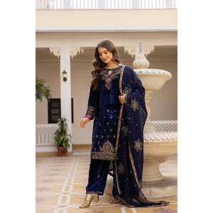 Traje Salwar Pakistaní de Terciopelo Tradicional de Último Diseño con Hermoso Bordado para Mujer, Venta Exclusiva para Fiestas - Product Image 1
