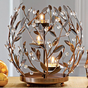 Lanterne ornementale dorée avec motif papillon et floral, et un pot à bougie central en verre. Cadeau sur le thème du jardin disponible à prix de gros. - Product Image 4