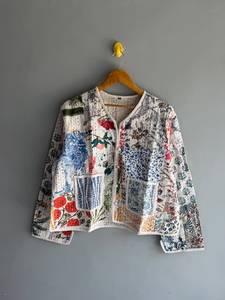 Chaqueta de algodón acolchada Kantha con estampado floral para mujer, cárdigan con botones frontales y patchwork, con bolsillos, ropa informal de invierno, regalo para ella. - Product Image 1