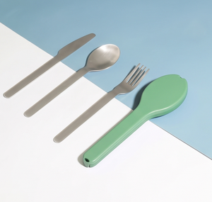 Juego de cubiertos de viaje minimalista de acero inoxidable con estuche de plástico verde, cubiertos reutilizables para picnics y camping. - Product Image 1