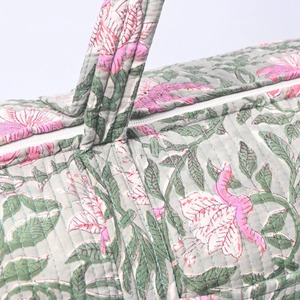 Sac de voyage matelassé floral avec motif de fleurs roses et de feuilles vertes pour les voyages et les week-ends, sacs de voyage indiens imprimés à la main - Product Image 5