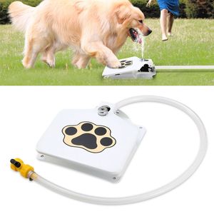 Distributore d'acqua per cani da esterno con attivazione a pedale e sprinkler, comodo per i cani - Product Image 1