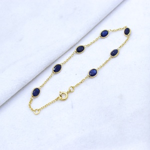 Bracelet en argent sterling 925 plaqué or avec saphir bleu naturel ovale serti clos, collection Memoria Jewels, vente en gros - Product Image 1