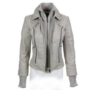Blouson moto en cuir véritable pour femme, coupe ajustée élégante, orné de détails métalliques, rivets et fermeture avant - Product Image 3