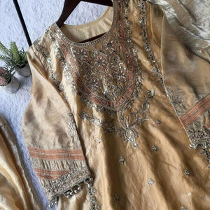 Ensemble Salwar et Dupatta Fendy en tissu brodé avec micro-dentelle, tenue ethnique festive en trois pièces pour femmes - Product Image 1