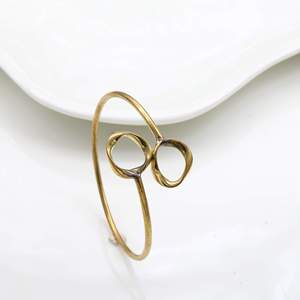 Bracelet manchette géométrique en laiton plaqué or, design ouvert minimaliste, bijoux unisexe - Product Image 3