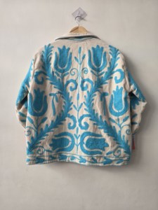 Chaqueta de algodón color crema para mujer, bordada con motivos florales azules, estilo bohemio étnico, con frente abierto. - Product Image 5