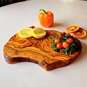 Planche à découper rectangulaire en bois d'acacia naturel avec bord brut et surface antidérapante pour la cuisine - Product Image 3