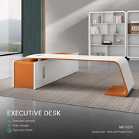 Bureau de direction moderne incurvé avec plateau bicolore arrondi et rangement latéral en bois, autoportant pour bureaux de direction